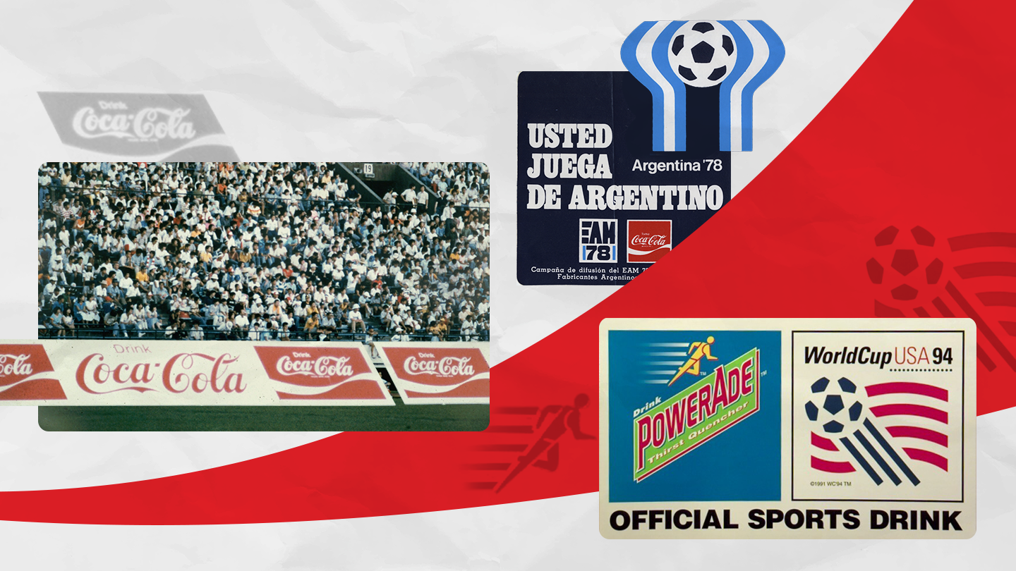 1950년 FIFA 월드컵 경기장의 코카-콜라 광고판 사진, 1978 FIFA 월드컵 아르헨티나 대회 홍보물, 1994 FIFA 월드컵 미국 대회 공식 스포츠음료 파워에이드 홍보 이미지를 통해 코카-콜라와 FIFA 월드컵의 파트너십 역사를 소개하는 이미지.