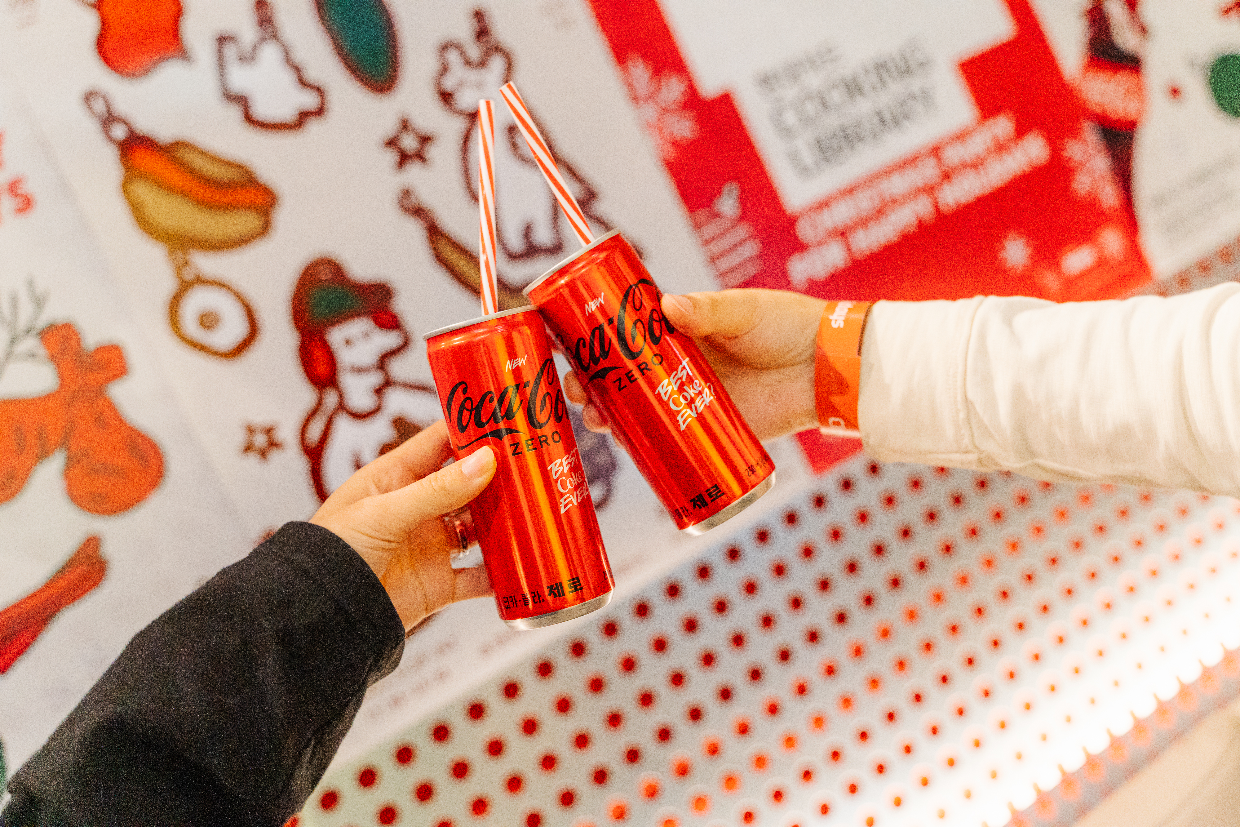 코카-콜라 X 현대카드 쿠킹 라이브러리에서 코카-콜라 제로를 즐기는 모습
