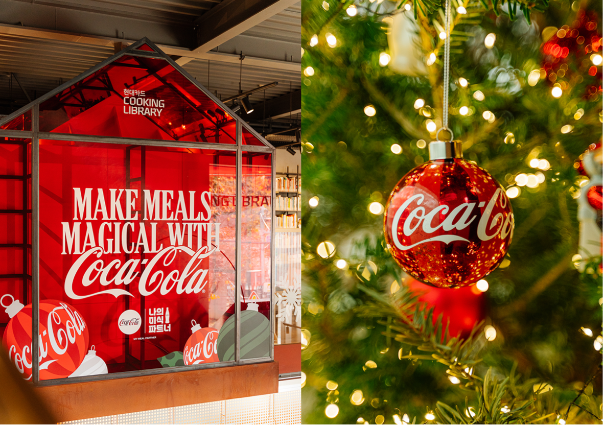 크리스마스 분위기로 꾸며진 코카-콜라 글라스하우스 전경. 크리스마스 트리에 달린 코카-콜라 오너먼트가 포근한 연말 분위기를 완성한다.