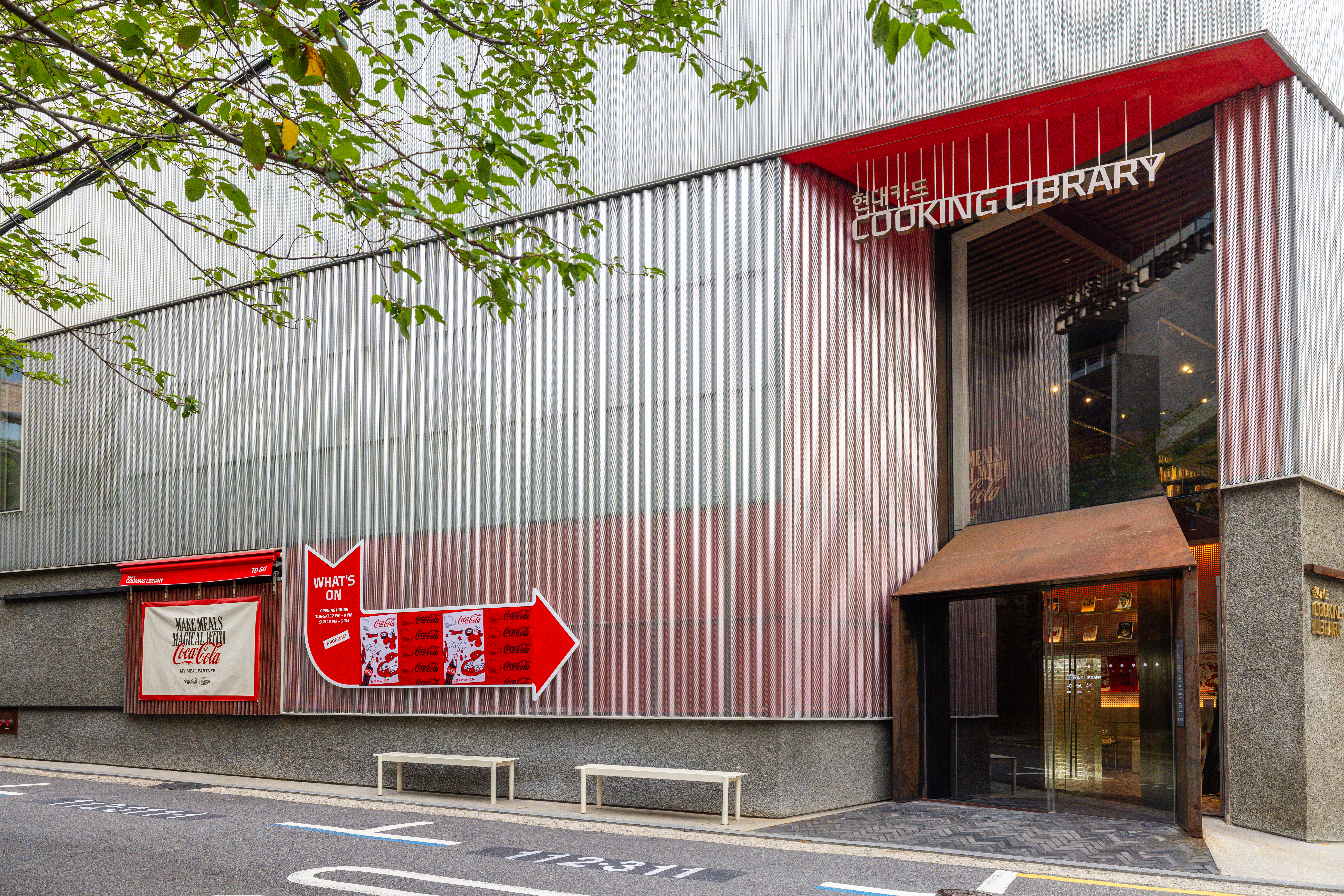 코카-콜라와 팝업 이벤트가 진행되고 있는 현대카드 쿠킹 라이브러리 입구. ‘Coca-Cola with Cooking Library My Meal Partner' 소식을 알리는 포스터를 바로 볼 수 있다.
