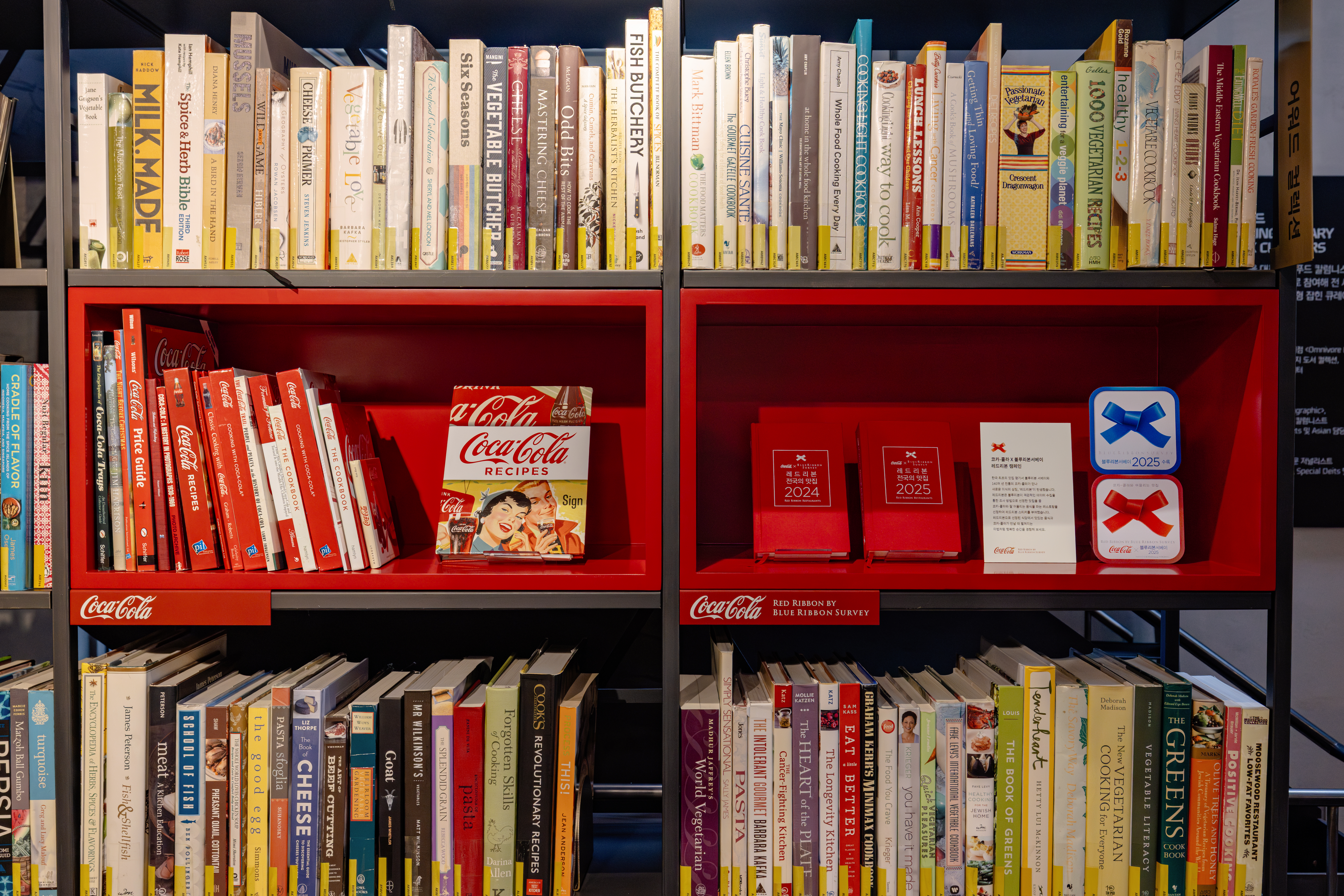 2층 라이브러리 한켠에는 코카-콜라 쿡북과 전국 1500여 곳의 레드리본 맛집을 볼 수 있는 레드리본 북이 마련돼 있다.