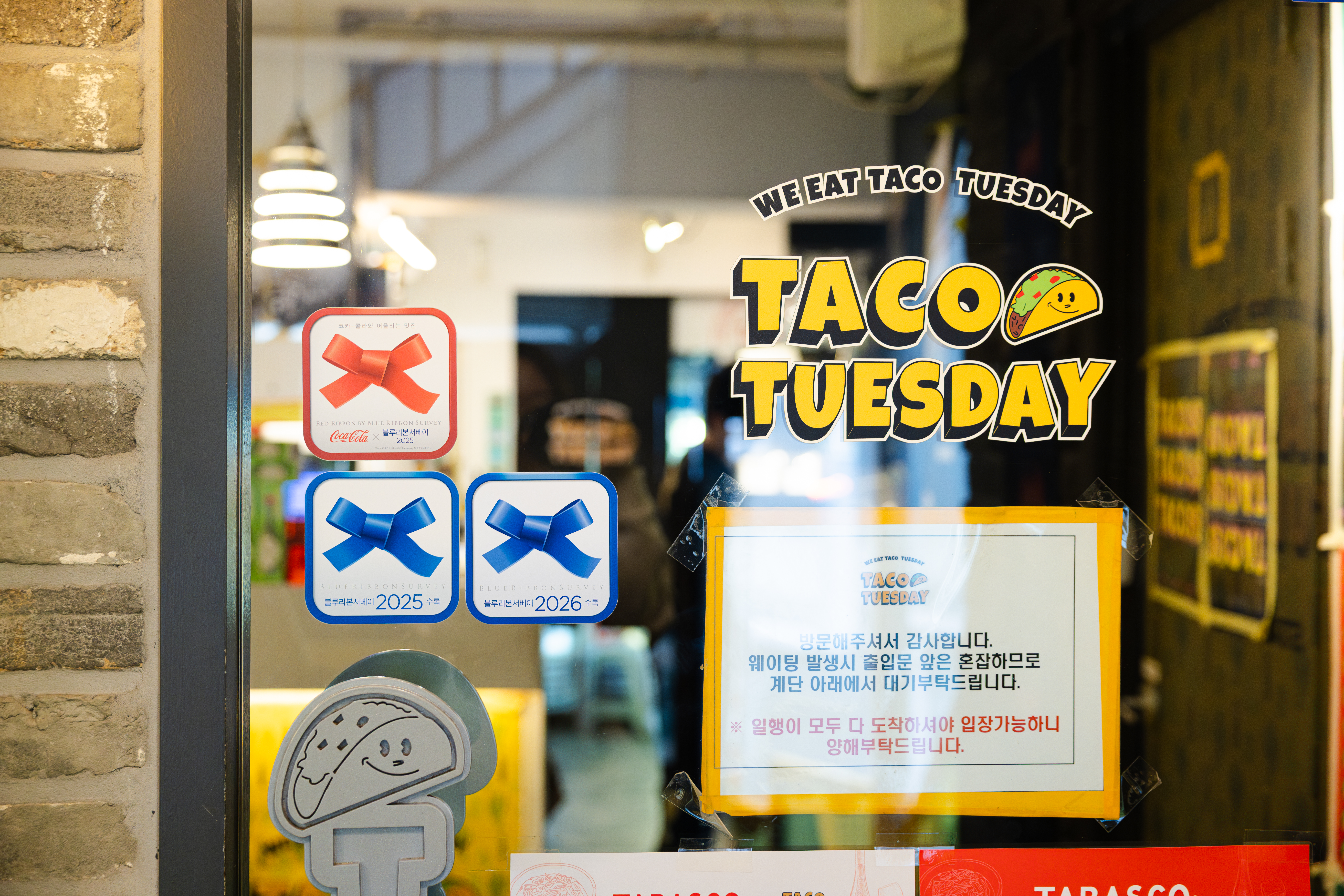 레드리본 인증을 받은 레스토랑의 대표 메뉴들과 코카-콜라 제로가 테이블 위에 맛있게 차려져있는 모습