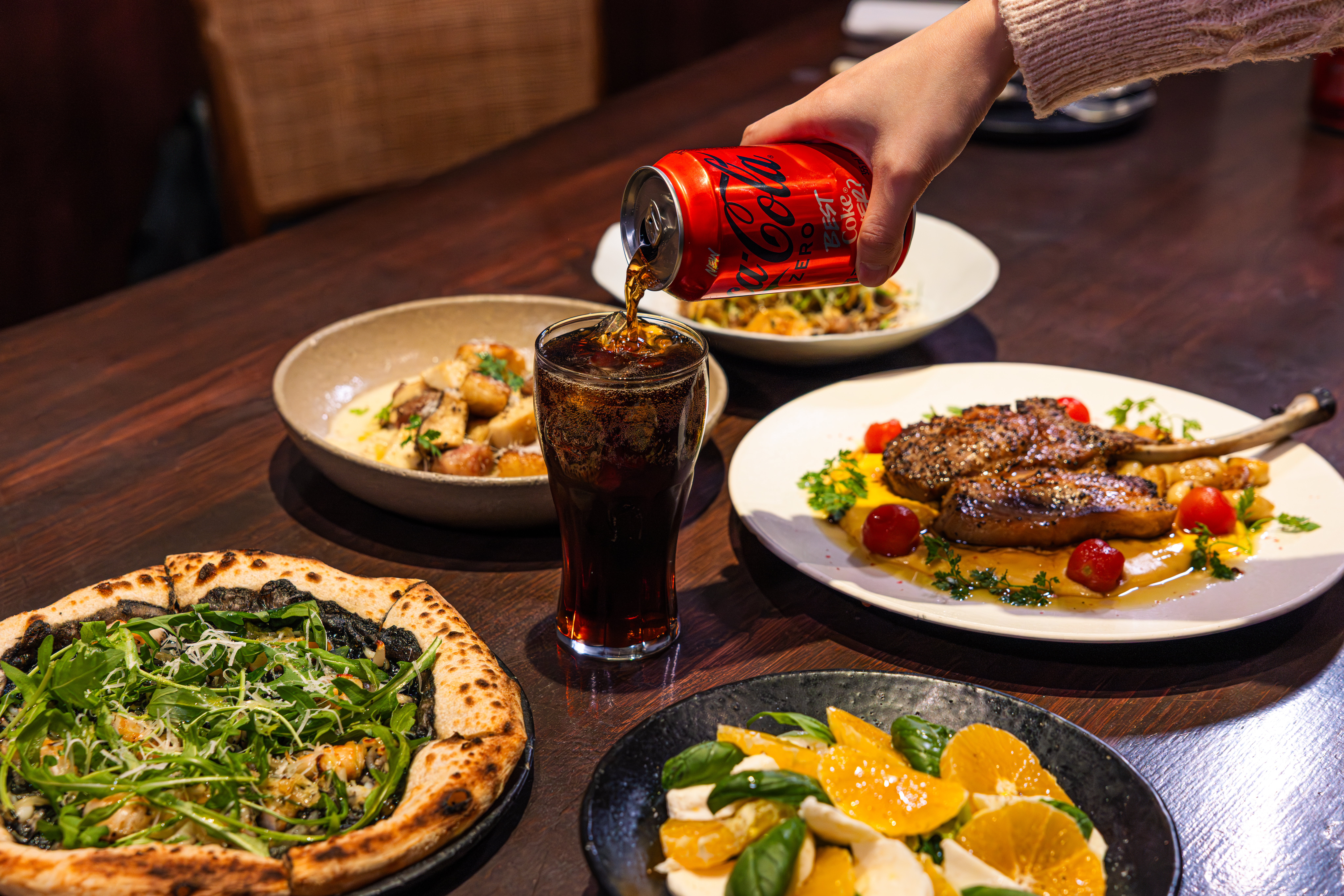 '소랑호젠'의 대표메뉴, 제주 흑돼지 프렌치렉 스테이크, 제주 멜젓, 그리고 제주 거멍을 코카-콜라 제로와 함께 즐기고 있다.