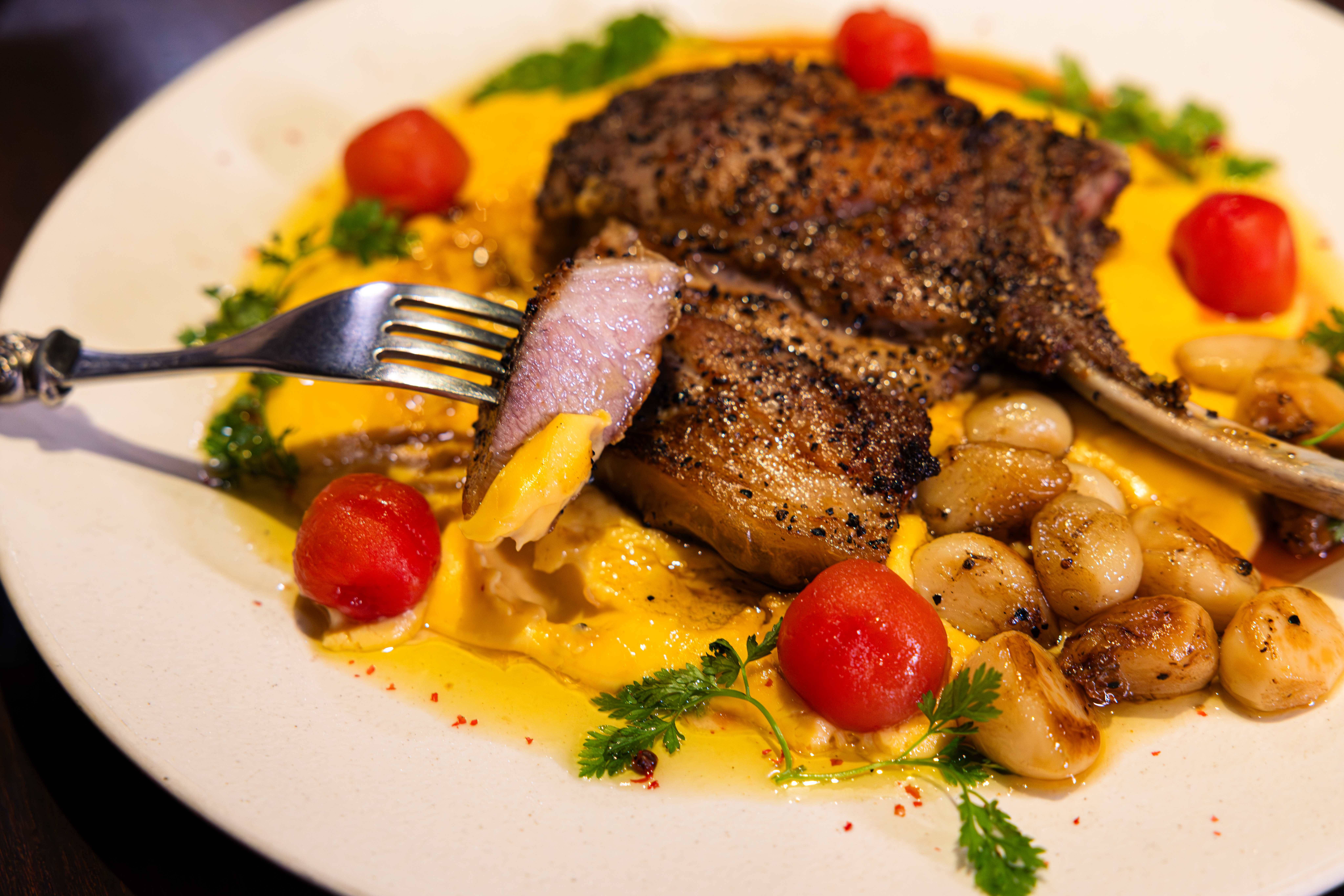 '소랑호젠'의 대표메뉴, 제주 흑돼지 프렌치렉 스테이크를 즐기고 있다.