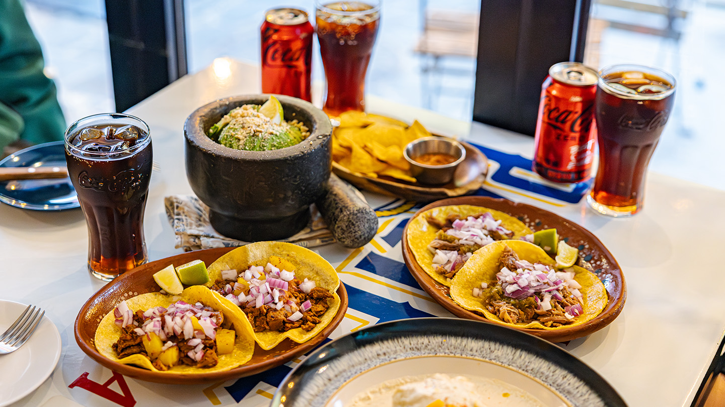 레드리본 인증을 받은 레스토랑의 대표 메뉴들과 코카-콜라 제로가 테이블 위에 맛있게 차려져있는 모습