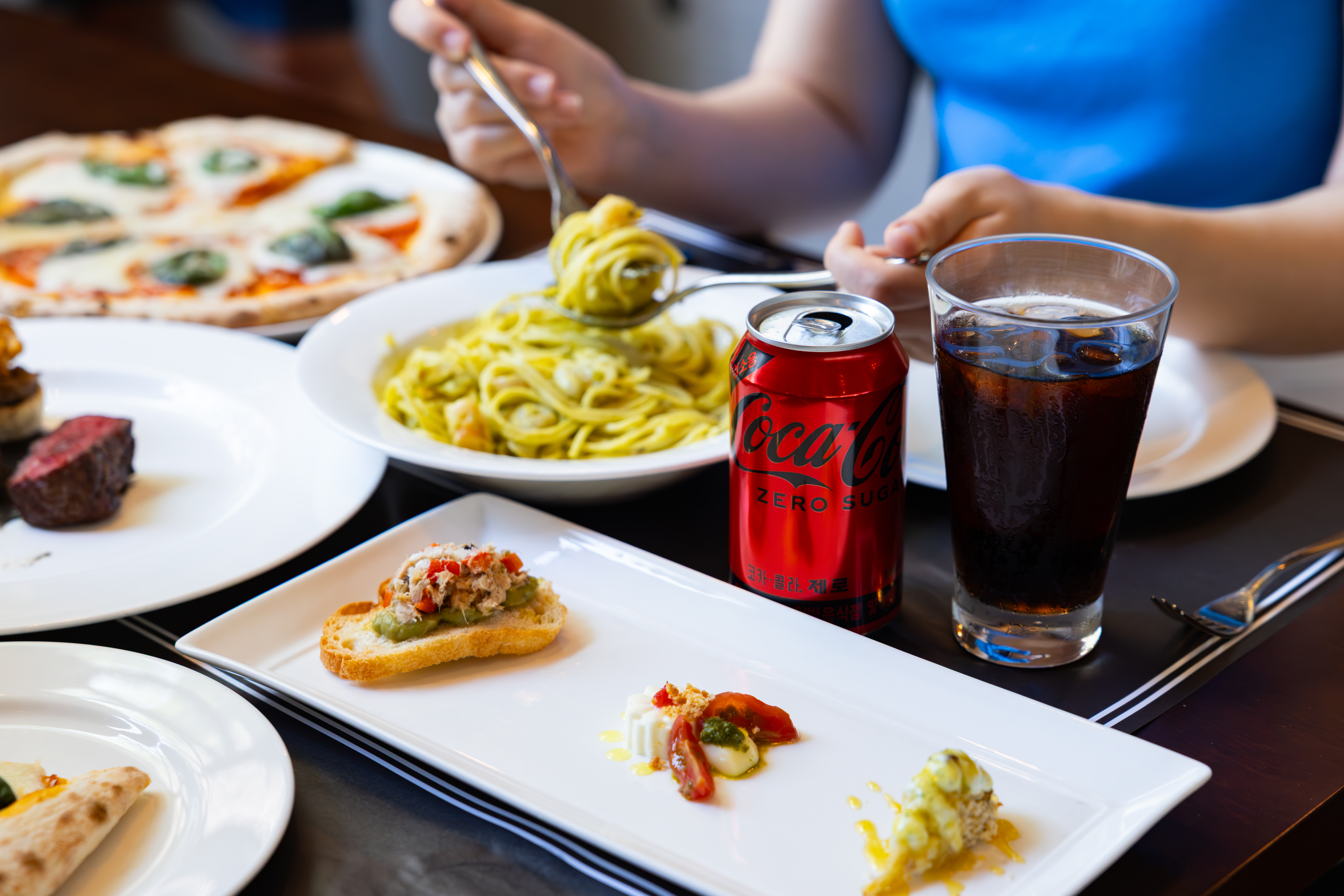 삼성동 레드리본 맛집, 그란구스또의 대표메뉴인 제주산 고등어와 대파의 올리브오일 소스 스파게티니. 그리고 코카-콜라 제로를 함께 즐기는 사진