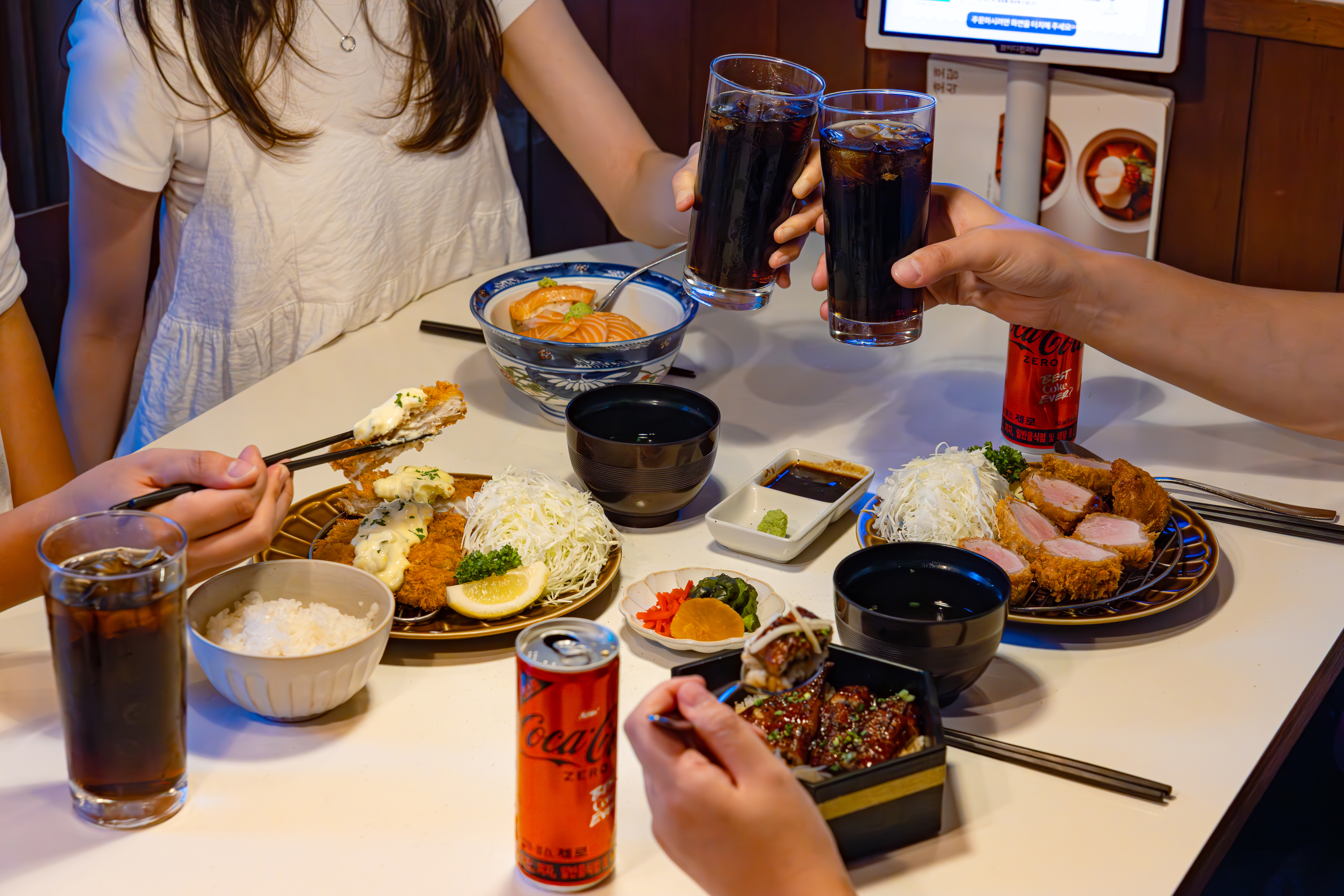 대학로 레드리본 맛집, 호호식당의 대표 메뉴인 사케동, 히레가츠정식, 우나기동을 코카-콜라 제로와 함께 즐기고 있는 사진