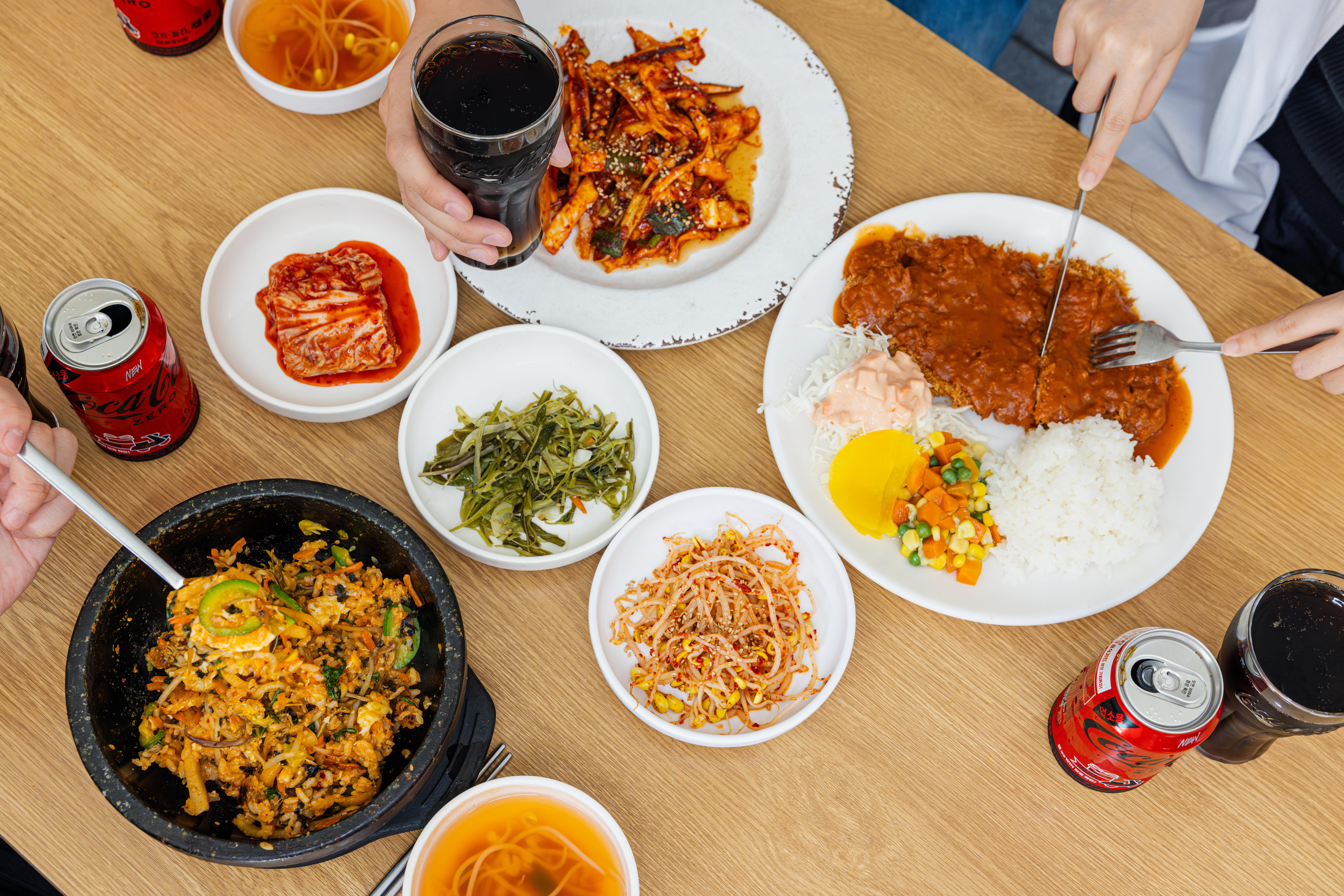 다모아 식당의 대표메뉴, 돈가스, 오징어 덮밥, 돌솥비빔밥을 코카-콜라 제로와 함께 즐기고 있다.