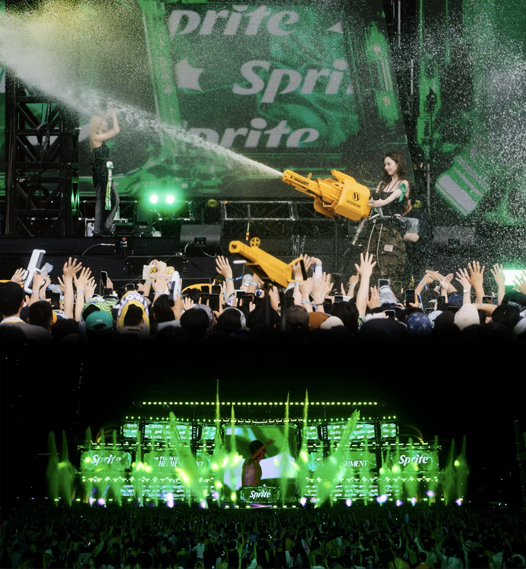 스프라이트 워터밤 페스티벌 무대에서 아티스트로 참여한 카리나와 로코가 각각 관객과 함께 공연을 즐기는 현장 모습