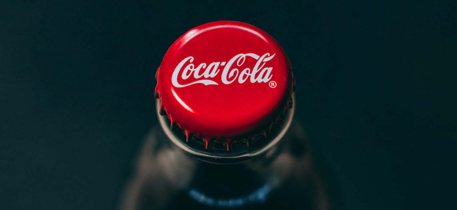 Capac rosu al unei sticle de Coca-Cola