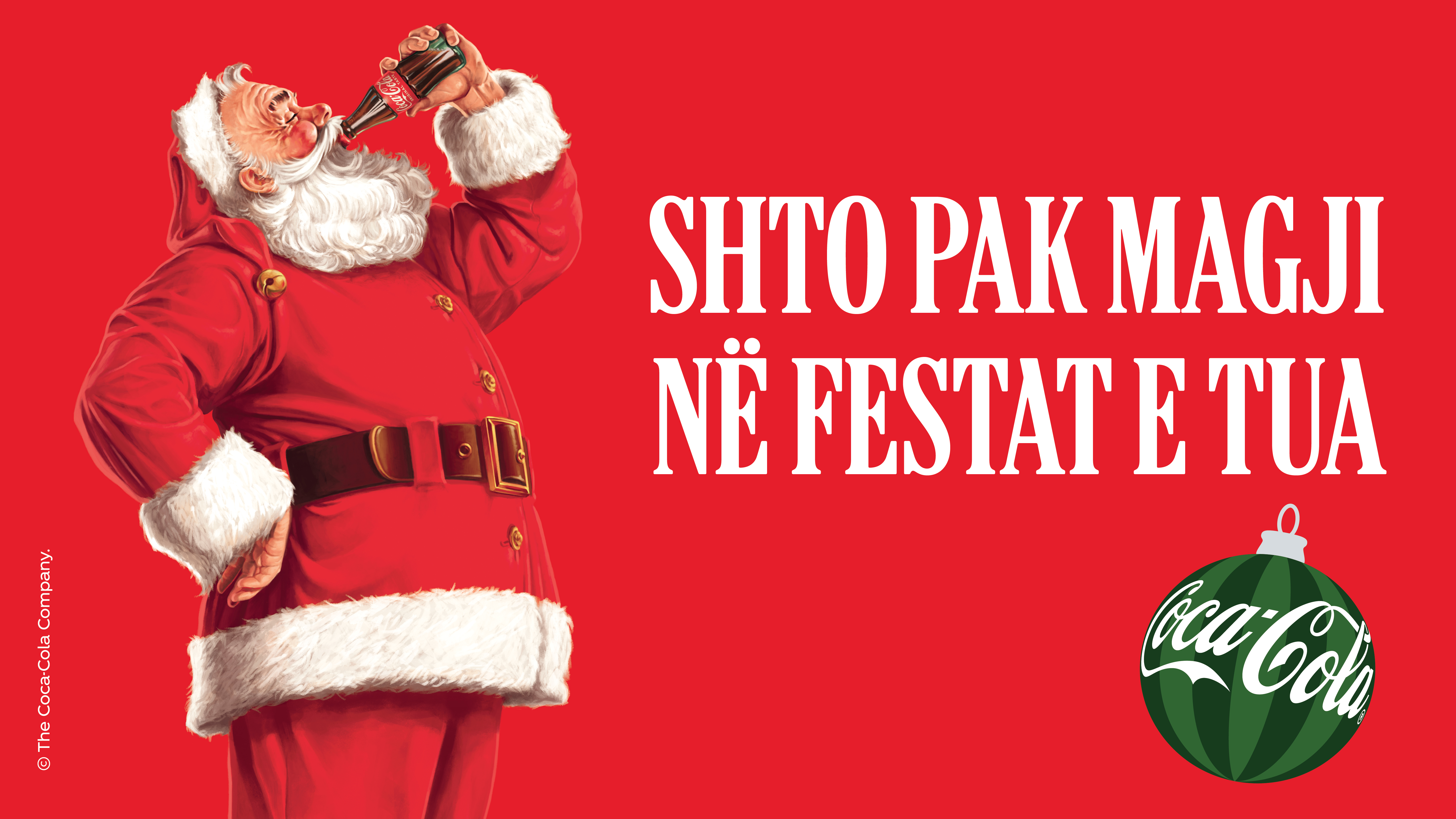 Babagjyshi i Vitit të Ri po pi Coca-Cola, me mbishkrimin 'Shto pak magji në festat e tua' mbi sfond të kuq.