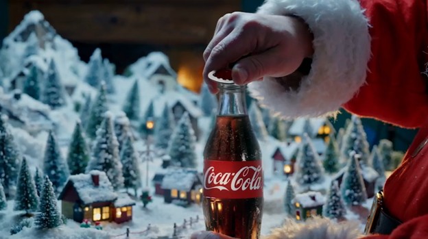 Babagjyshi Hap Shishen e Coca-Cola para një fshati dimëror