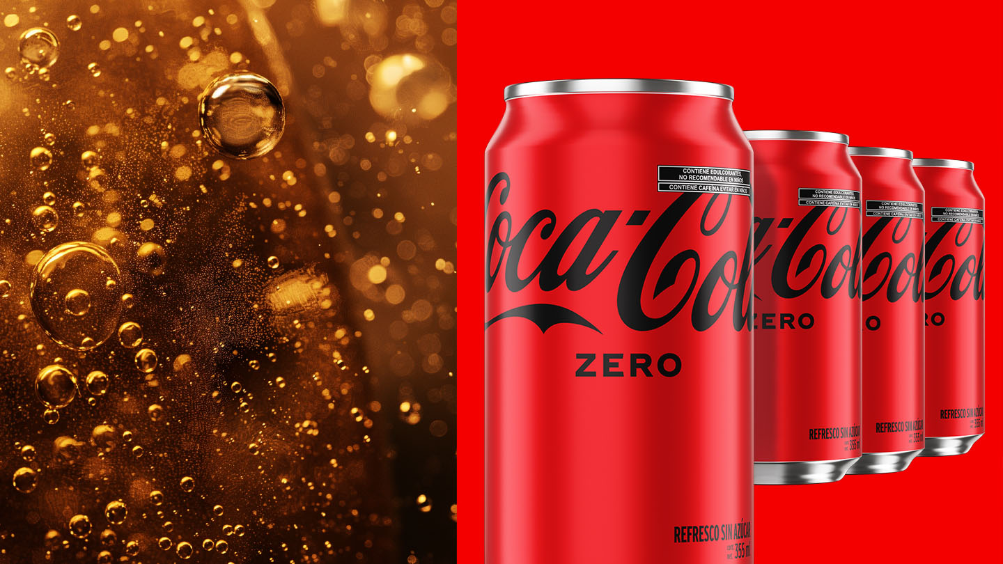 Latas de Coca-Cola Zero de 355 ml alineadas con textura de burbujas de refresco al costado, fondo rojo.