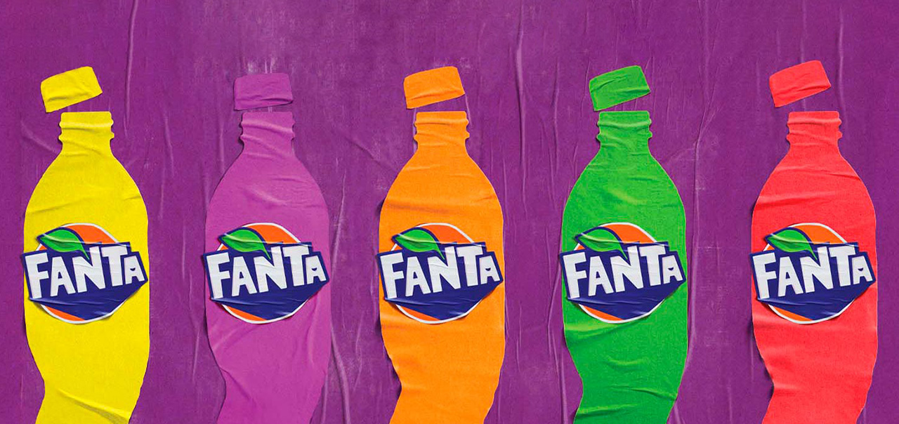 Cinco siluetas de botellas de Fanta, cada una de un color diferente, sobre un fondo morado.