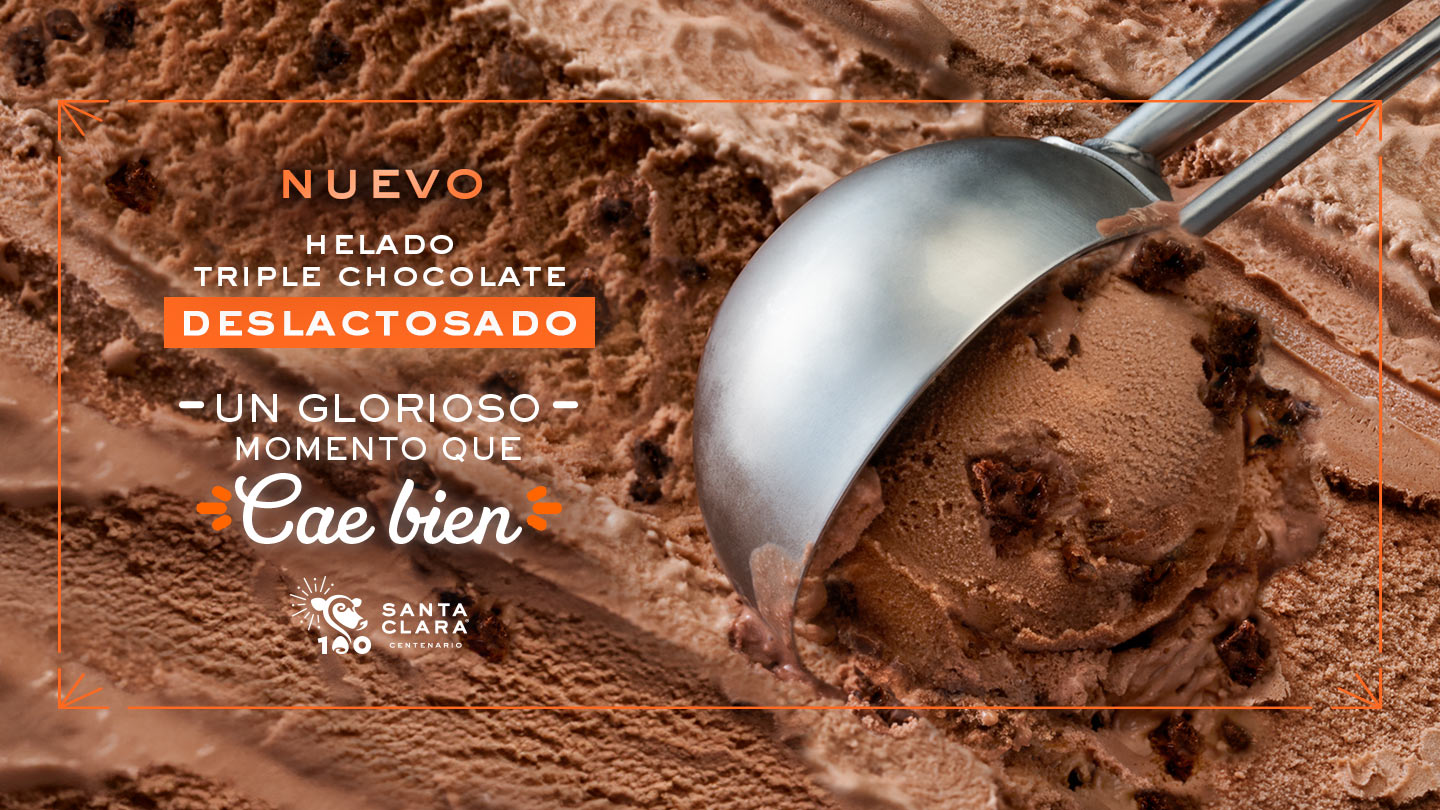 Nuevo helado triple chocolate deslactosado. Cuchara metálica sirviendo helado de chocolate.