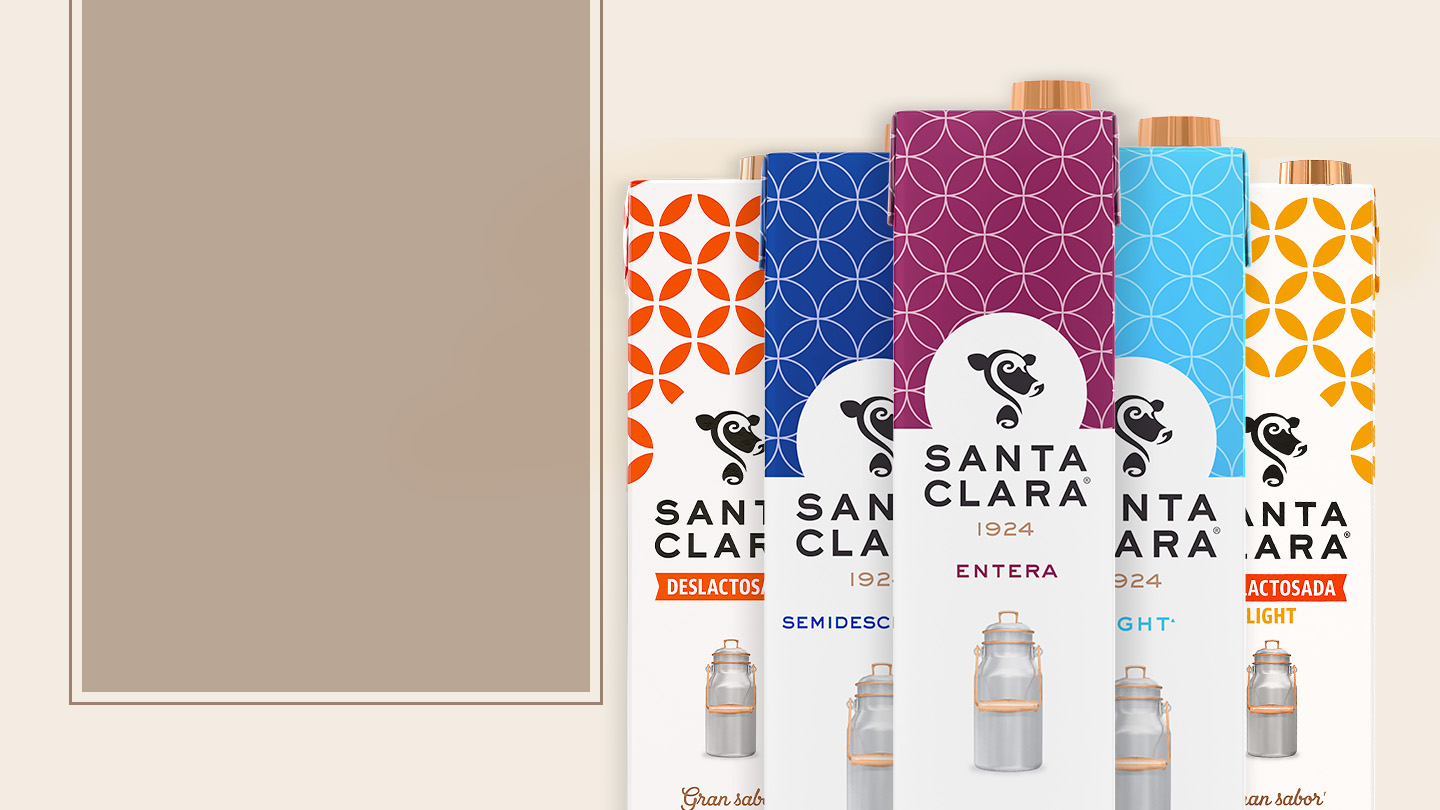 nuncio publicitario de leches Santa Clara que muestra cinco envases con diseños geométricos de diferentes colores (naranja, azul marino, morado, azul claro y amarillo).