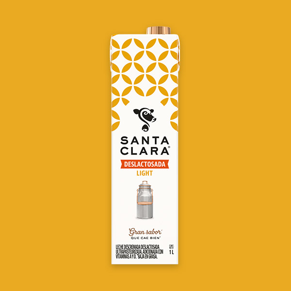 Empaque de Leche Santa Clara Deslactosada Light 100% pura de vaca de 1 litro.