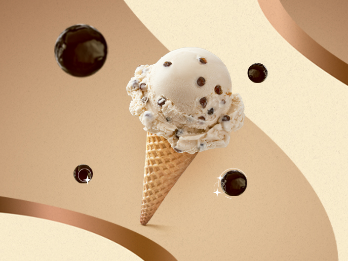 Un cono de helado de vainilla con chispas de chocolate de Santa Clara, con varias perlas de tapioca oscuras flotando a su alrededor. El fondo es de color beige claro con detalles curvos en tonos tierra.