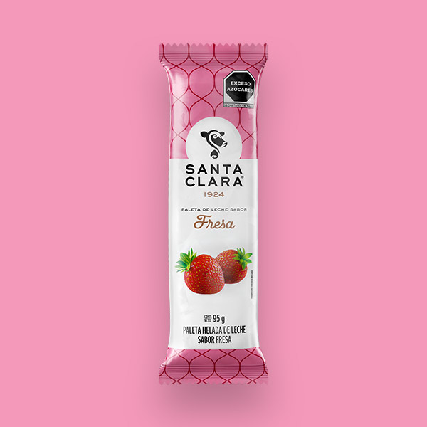 Paleta Santa Clara de leche sabor Fresa en su empaque color fresa y con imagen de dos fresas al centro