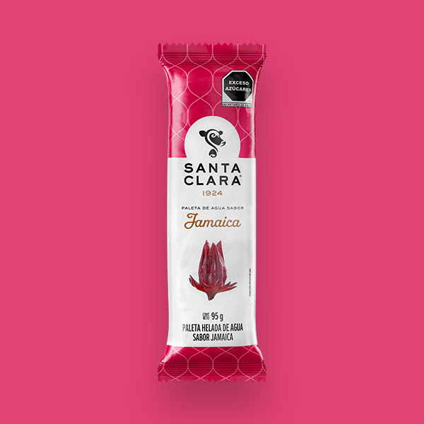 Paleta Santa Clara de agua sabor Jamaica en su empaque color rojo jamaica y con una flor de jamaica en el centro.