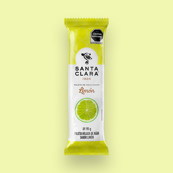 Paleta de agua sabor limón Santa Clara en su empaque color verde limón y con imagen de los gajos un limón.