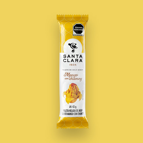 Paleta de agua Santa Clara sabor Mango con Chamoy con una imagen de un mango cubierto de líquido de chamoy.