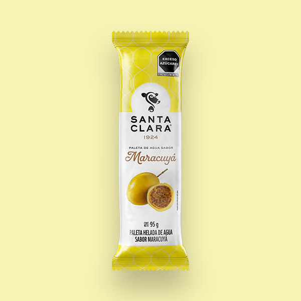 Paleta de agua Santa Clara sabor Maracuyá en su empaque color verde claro Maracuyá y con la imagen de dos frutos de maracuyá.