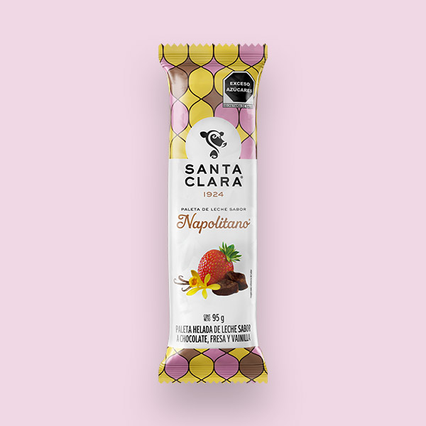 Paleta de leche Santa Clara sabor Napolitano en su empaque con imagen de una fresa, chocolate y vainilla