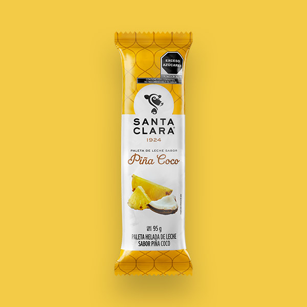 Paleta Santa Clara sabor Piña Coco en su empaque con imágenes de trozos de piña y coco
