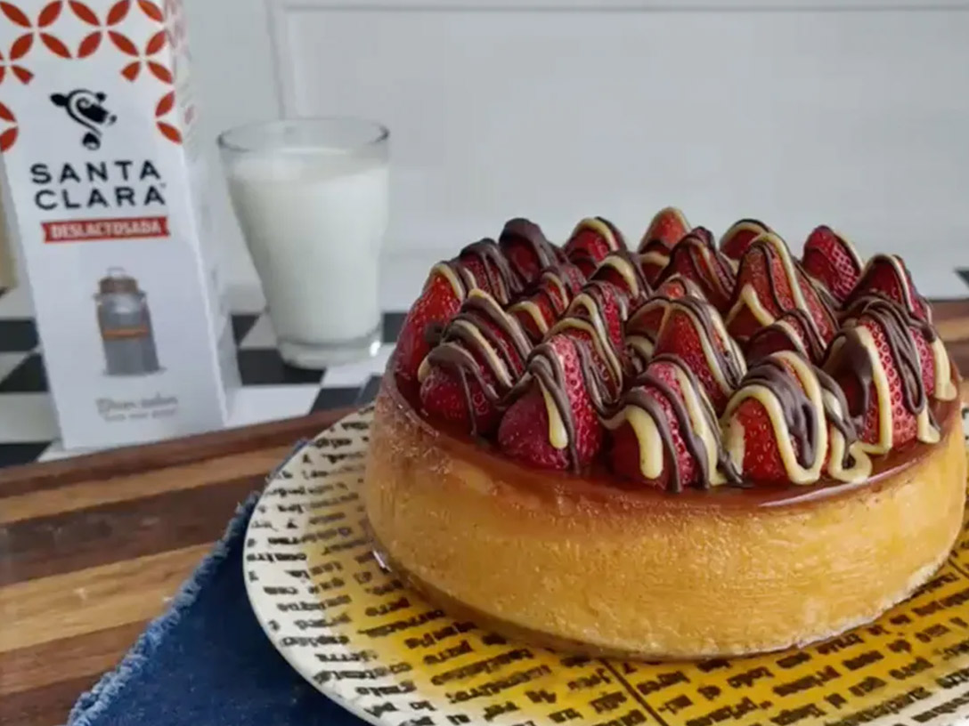 rebanada de flan con fresas 