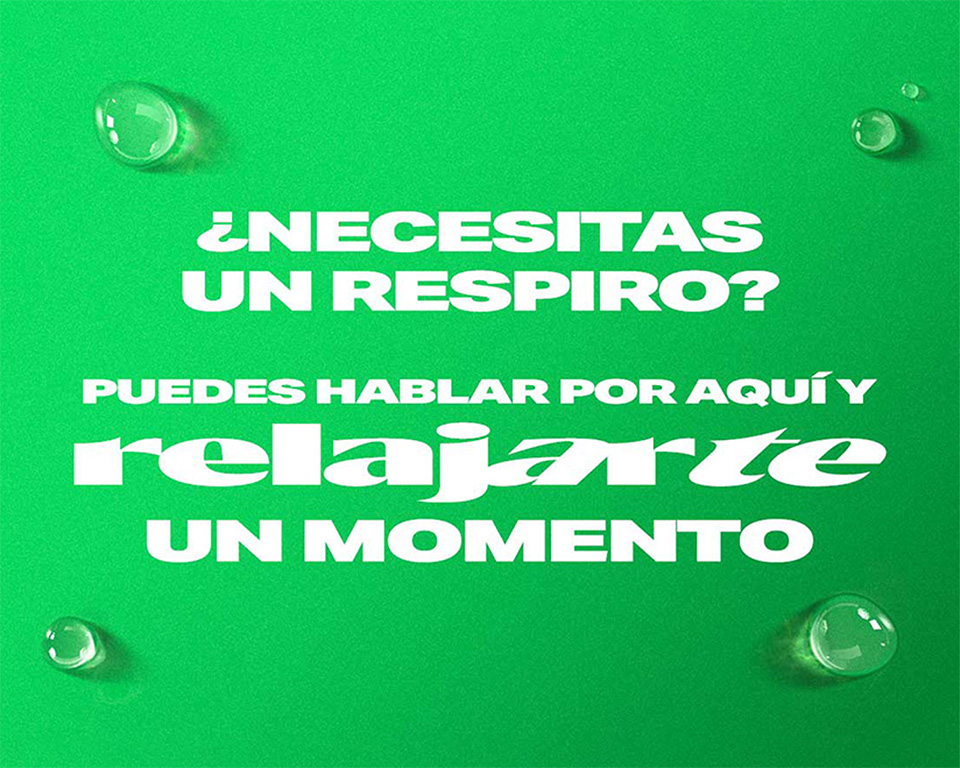 Imagen de fondo verde con texto en blanco que dice ¿Necesitas un respiro? puedes hablar por aquí y relajarte un momento