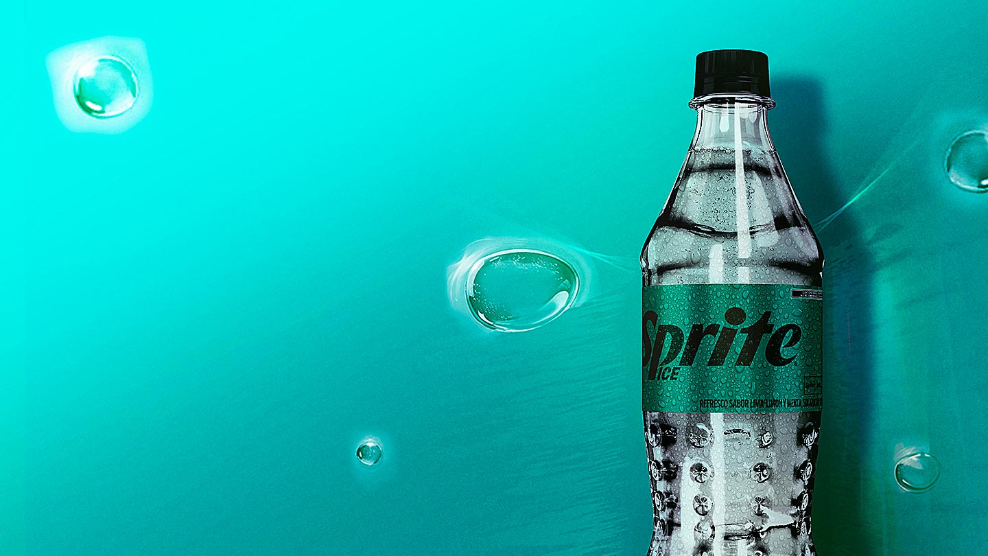 Botella de 500 ml de la nueva Sprite Ice sobre un fondo verde agua.