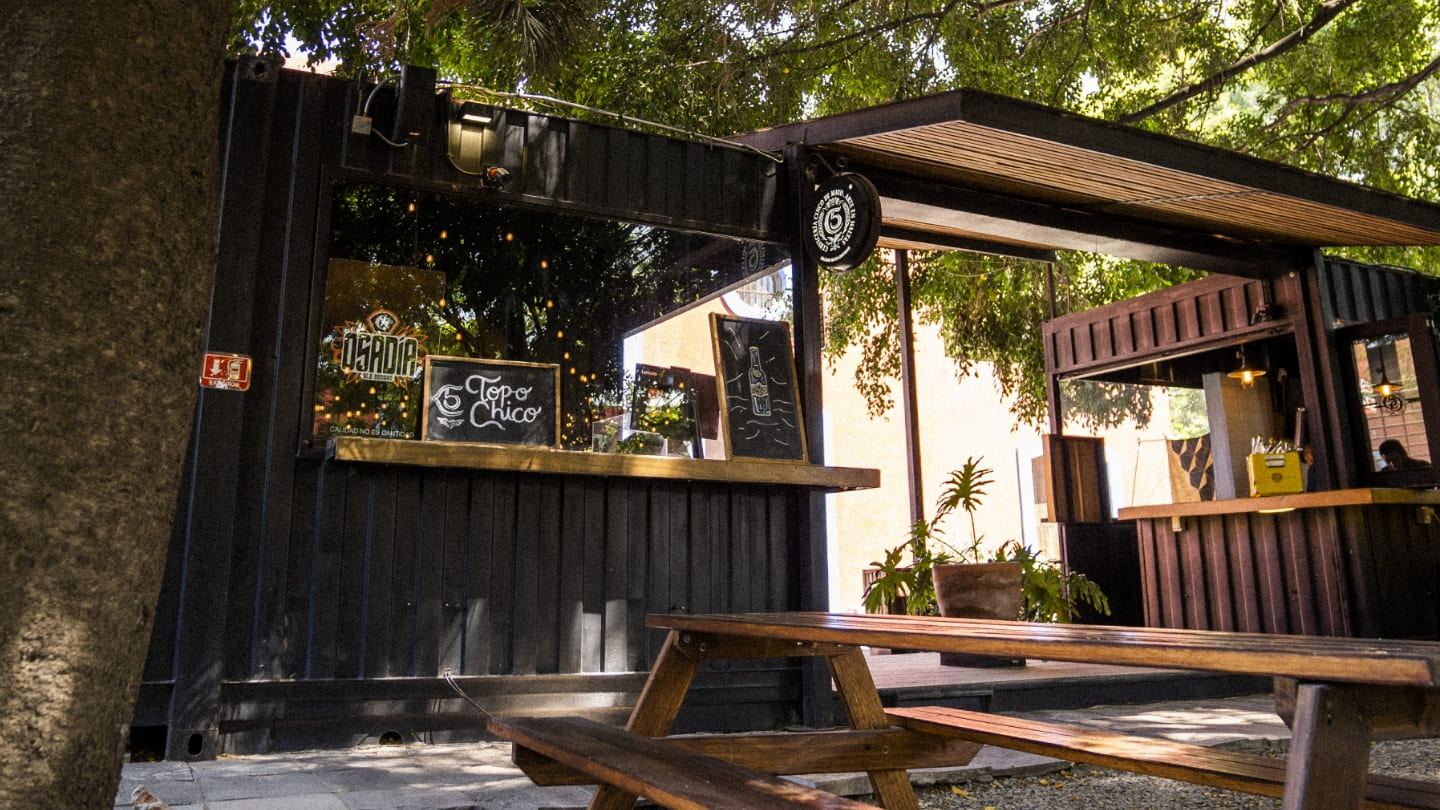 Hombre sentado en Dodo Café junto a una botella Topo Chico