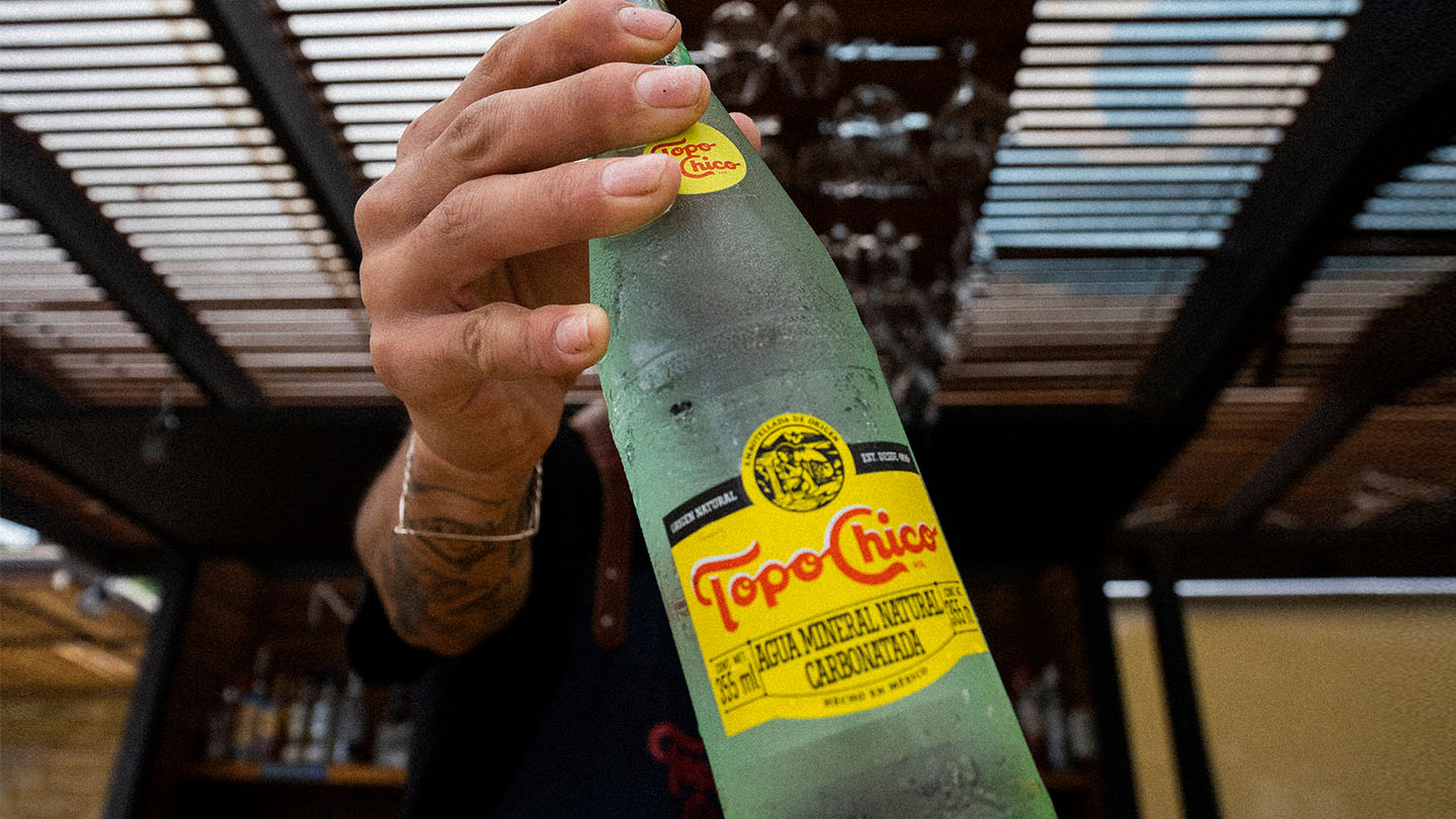 Botella de agua Topo Chico