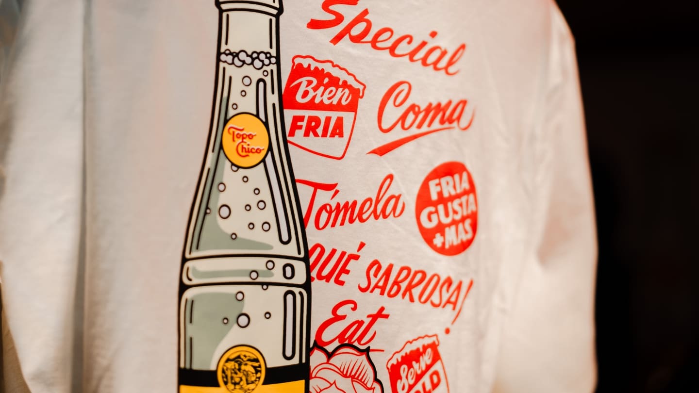 Remera con diseño de Topo Chico en la espalda.