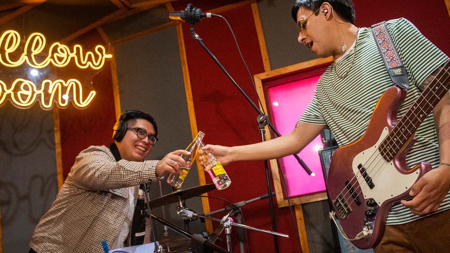 Molinette banda brindando con unas botellas de Topo Chico