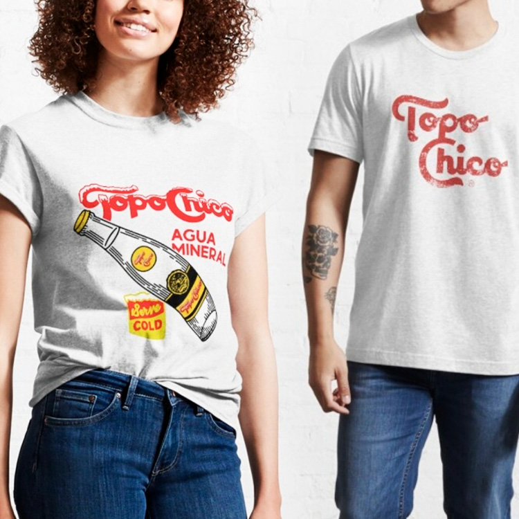 Dos jóvenes con playeras de la colaboración de Topo Chico con Acapella.