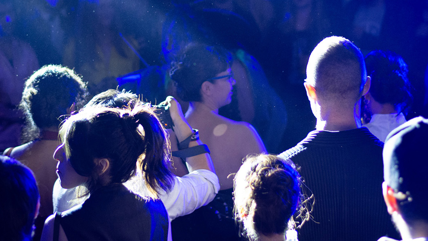 Personas en festival con luces tonalidad azul