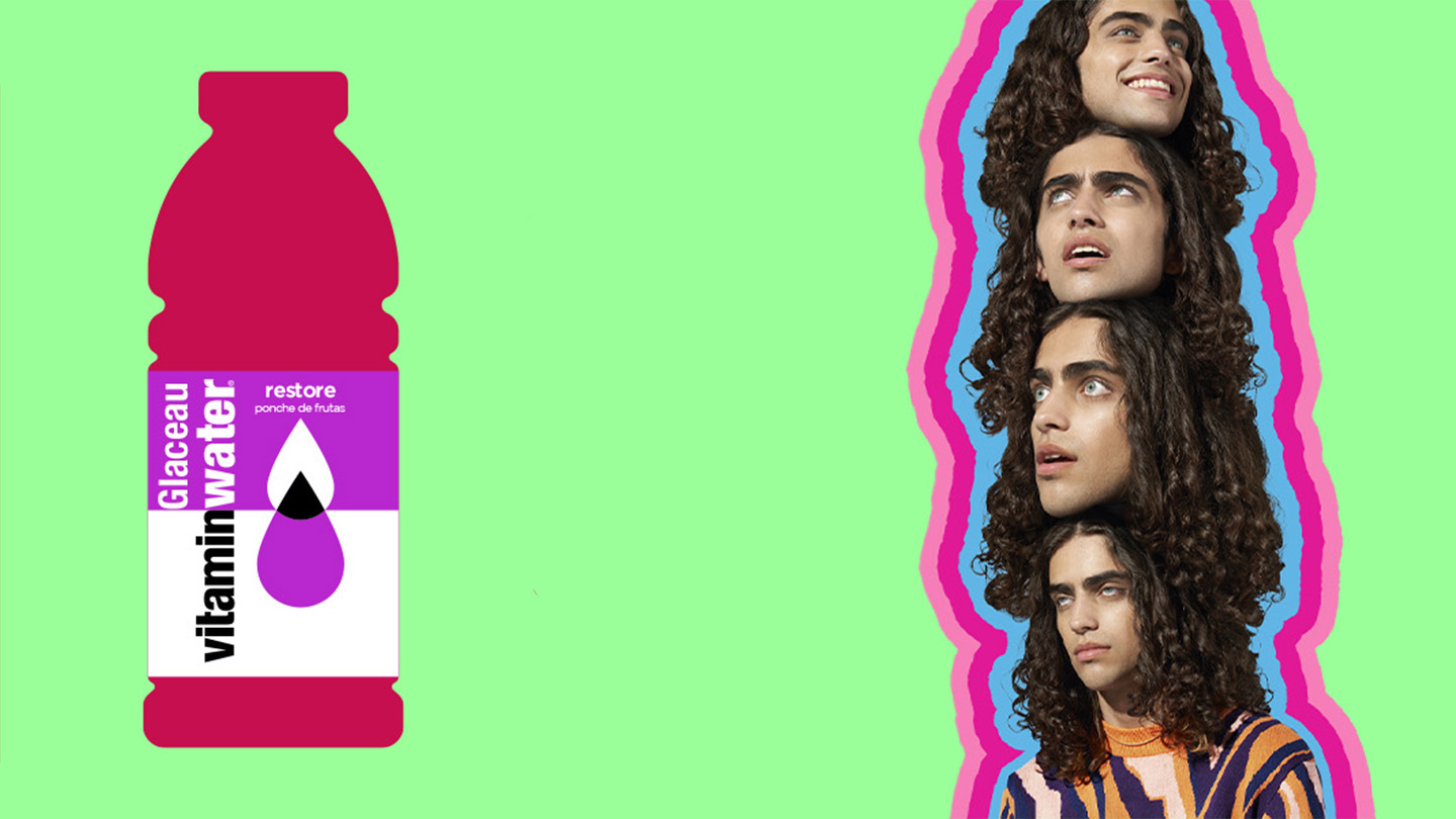 Una botella de vitamin water con la imagen de la cara de un hombre rizado