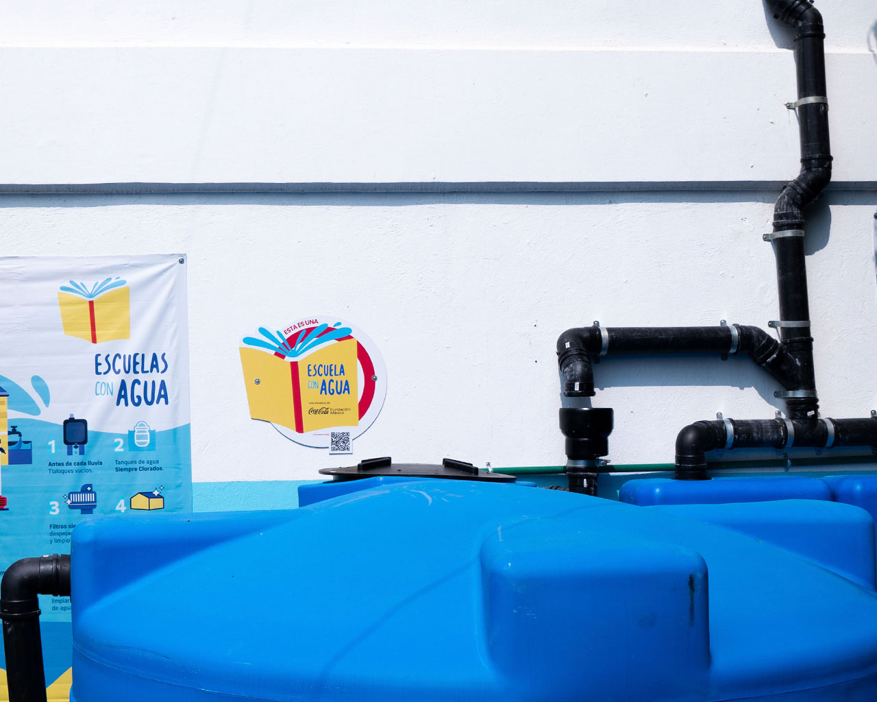 Imagen de unos tanques de agua azules