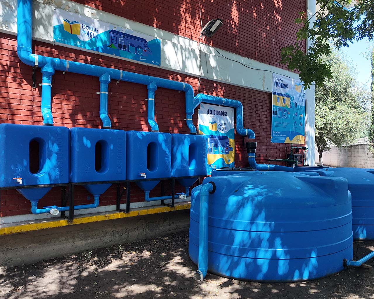 Imagen de unos tanques de agua de color azul
