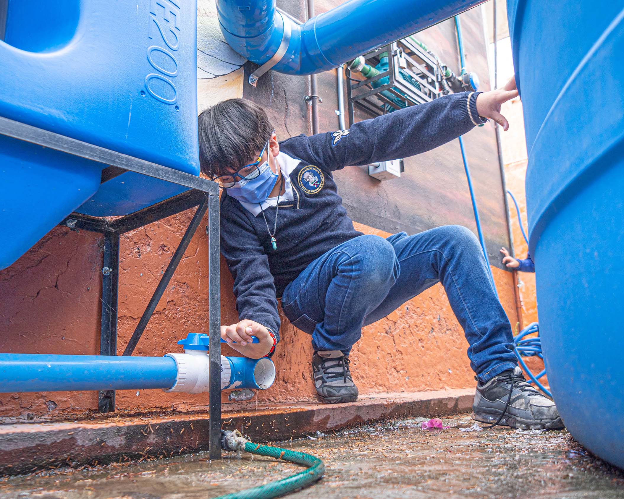 Imagen de un niño cerrando una canilla