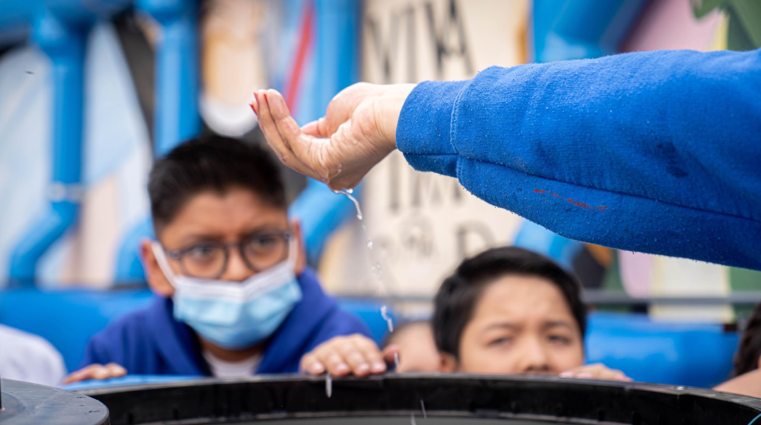 Imagen de una mano de la que cae agua