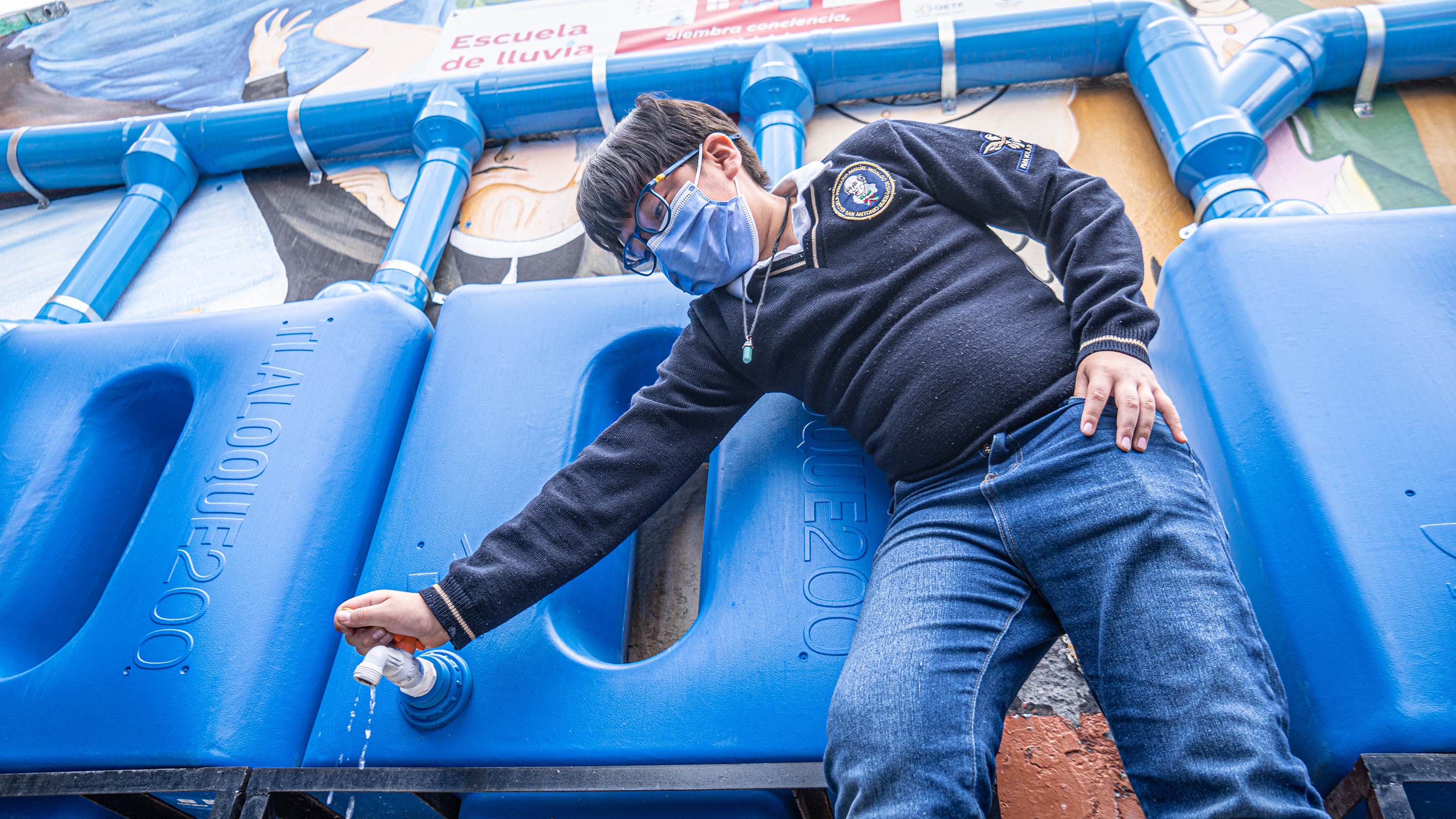 Imagen de un niño cerrando una canilla