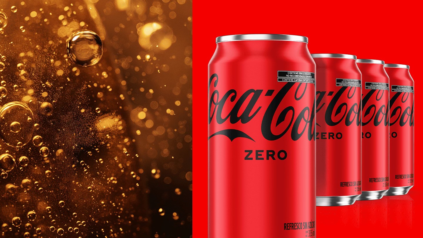 Banner con muchas latas en fila de Coca-Cola Zero del lado derecho y del lado izquierdo una imagen de liquido con burbujas de Coca-Cola.