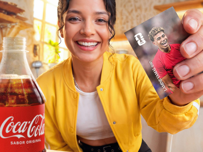 Helado de Santa Clara en conos de caseros, presentado sobre una tabla de madera con dos cucharas