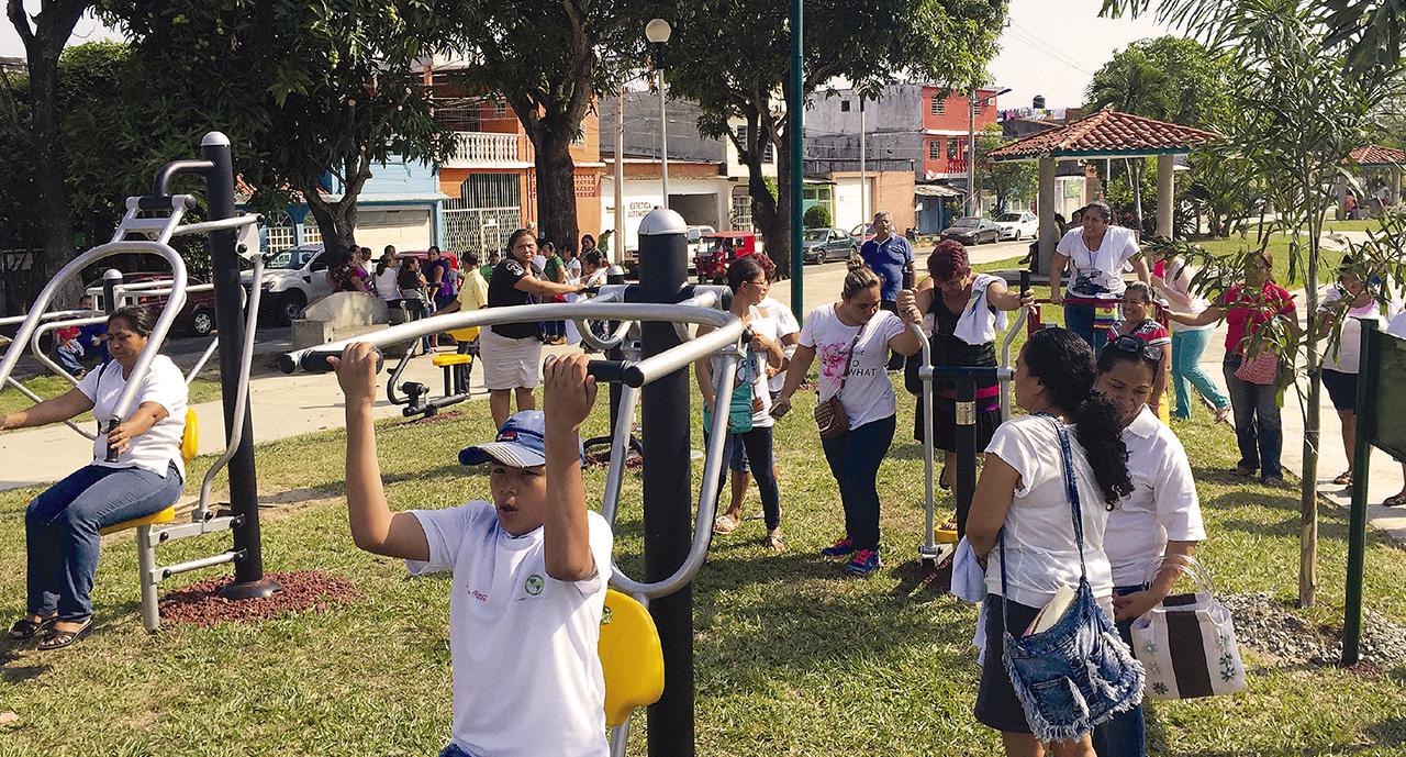 Padres e hijos realizan actividad física al aire libre