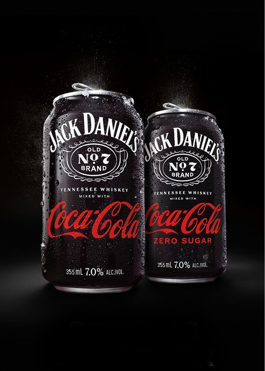 Twee blikjes Jack Daniel’s & Coca‑Cola naast elkaar.
