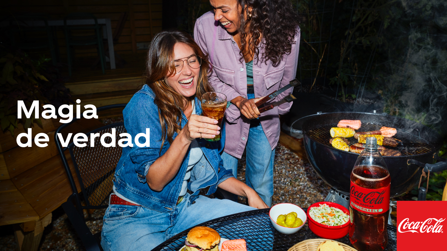 Dos mujeres disfrutando una Coca-Cola Sin Azúcar Retornable