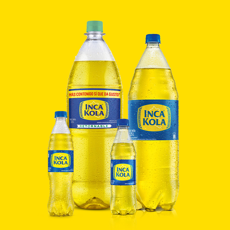 4 botellas de Inca Kola sobre un fondo amarillo.